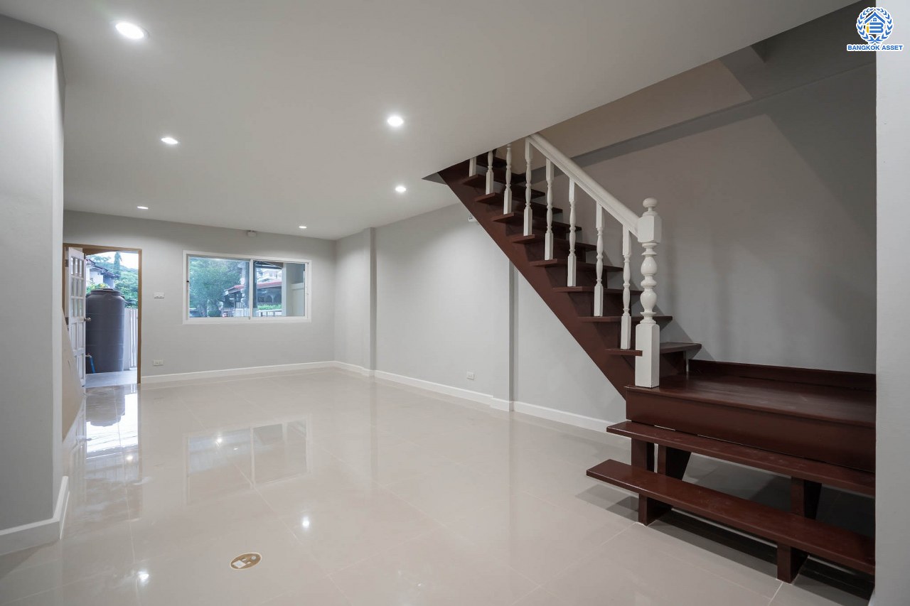 บ้านมือสองตกแต่งใหม่ ทาวน์เฮ้าส์ทำเลโซนเมือง! โครงการ เกร็ดแก้วการ์เด้น รัตนาธิเบศร์ ที่สุดของความคุ้ม เนื้อที่ 17 ตร.ว. พื้นที่ใช้สอย 116 ตร.ม. ฟังก์ชัน 2 ห้องนอน 2 ห้องน้ำ 1 ที่จอดรถ บนทำเลศักยภาพ ติดถนนรัตนาธิเบศร์ ใกล้ทางด่วน "งามวงศ์วาน" เซ็นทรัลรัตนาธิเบศร์ และรถไฟฟ้าสายสีม่วง "สถานีบางกระสอ"...